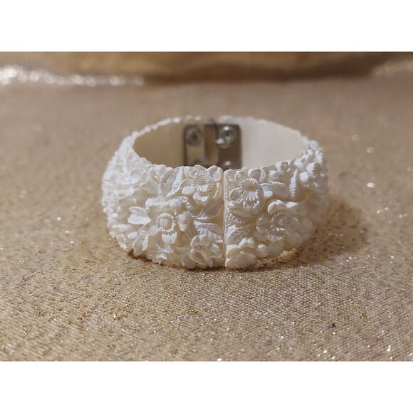 Vintage Faux Ivory Floral Celluloid Hinged Cuff Bracelet & Clip On Earrings - Picture 12 of 16